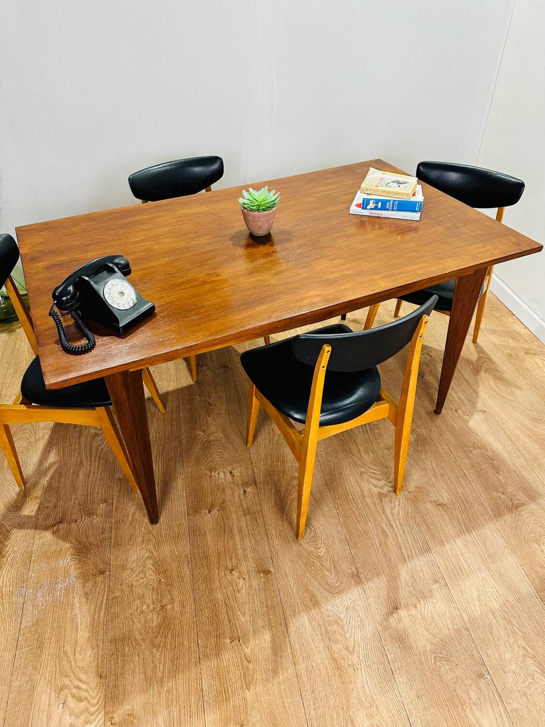 Extendable wooden table