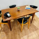Extendable wooden table