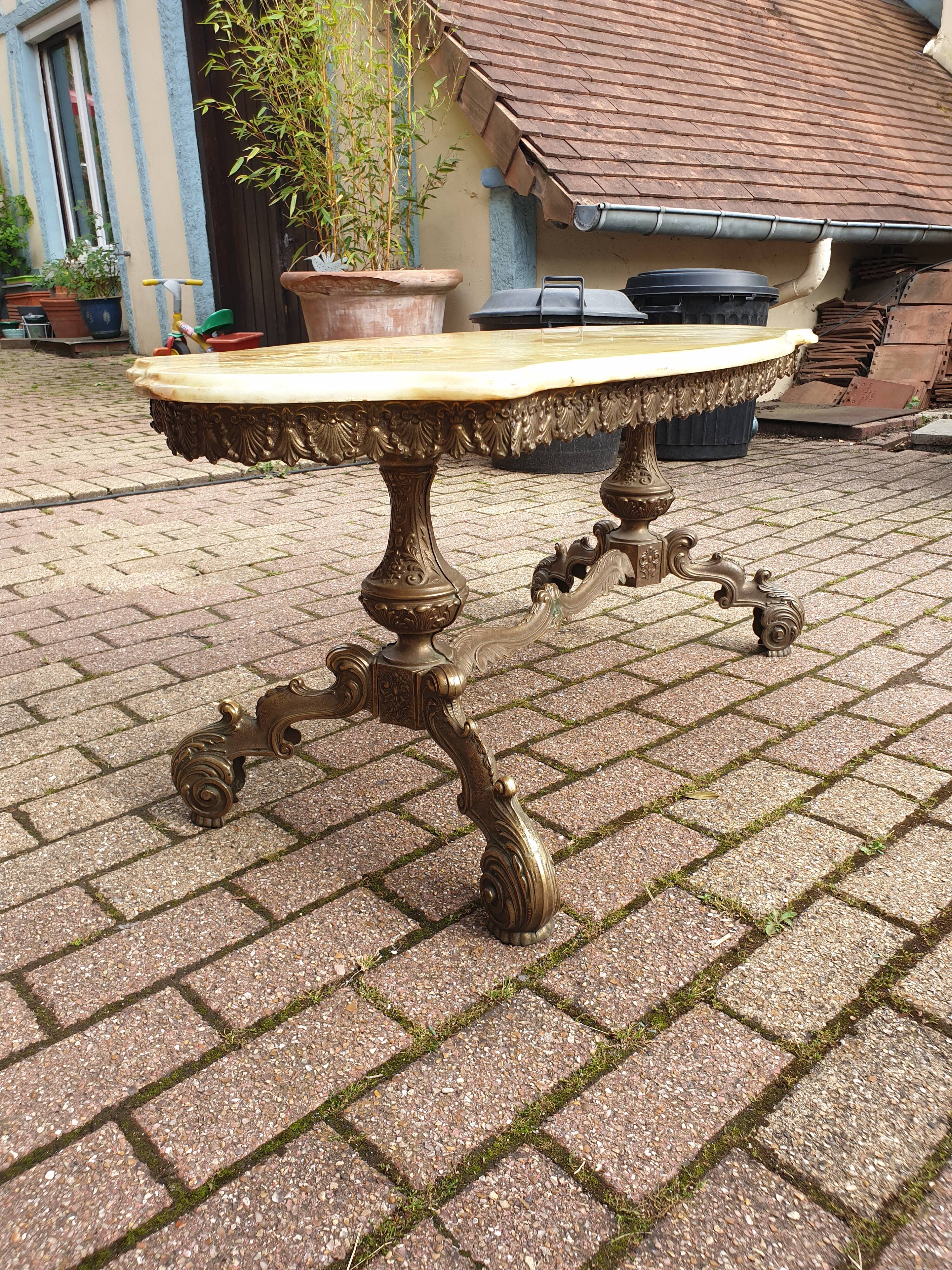 Table de salon en marbre et métal