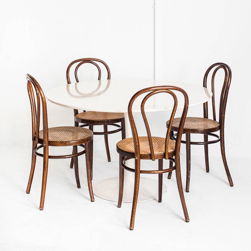 Vintage round table with tulip foot by Maurice Burke for Arkana. Aluminum + lacquered wood. United Kingdom, 60