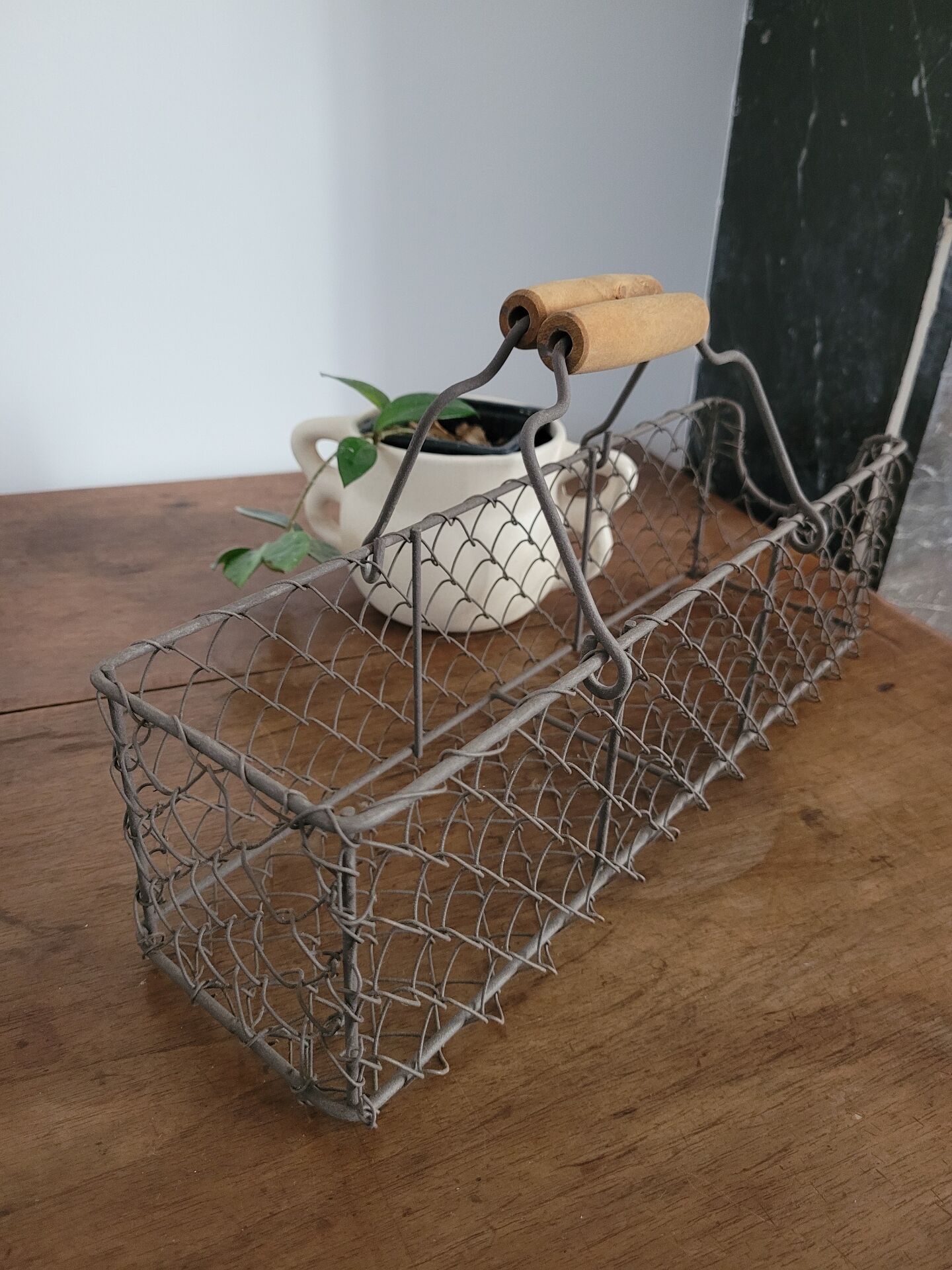 Wire mesh basket