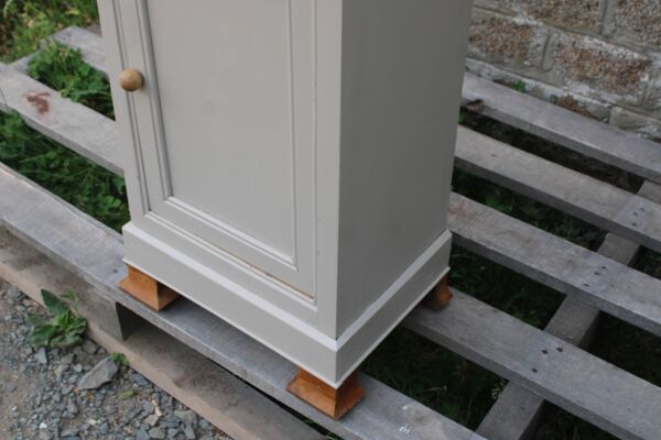 Chevet ancien rénové – Greige Galuchat, plateau bois – style maison de char
