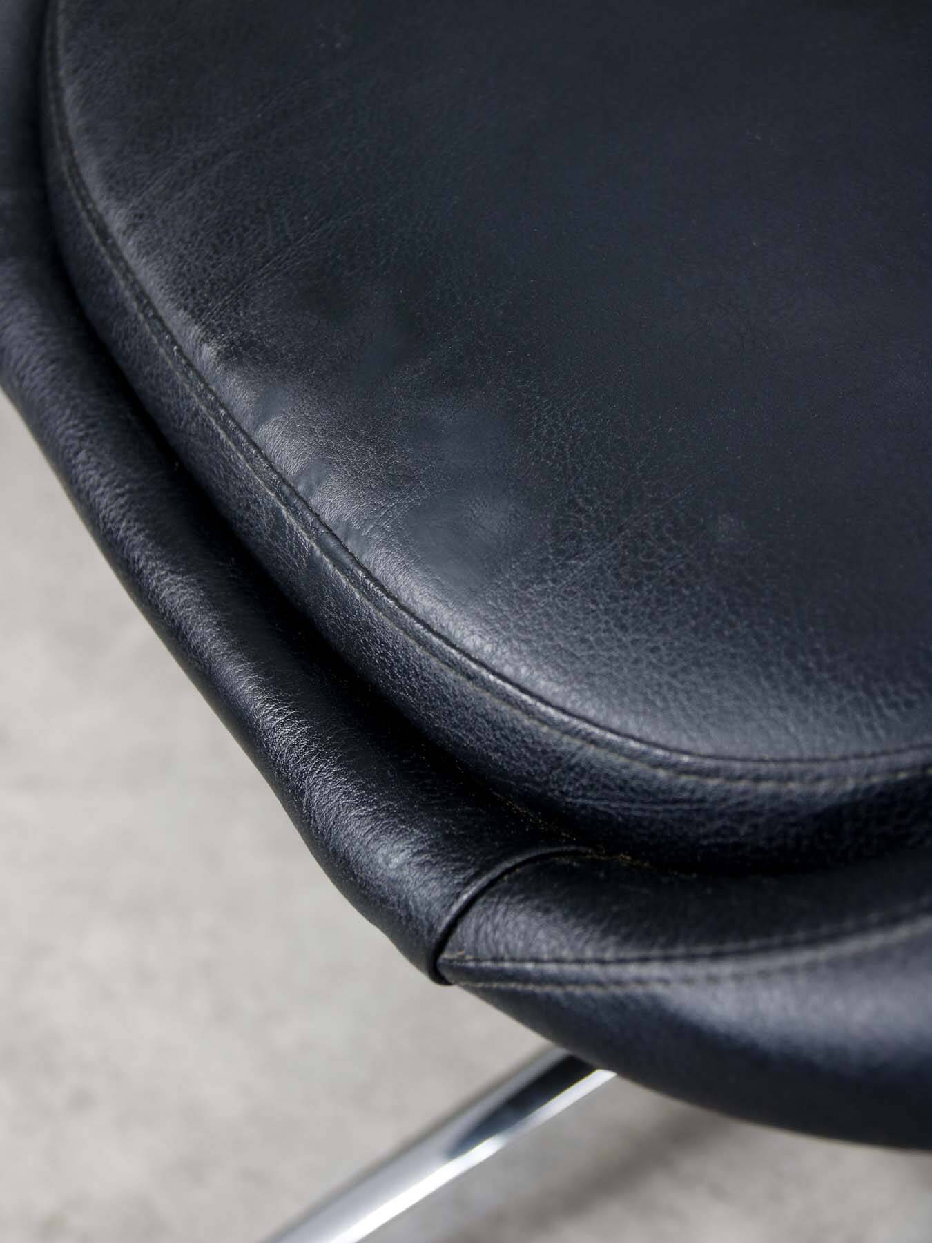 Chaise pivotante vintage en simili cuir noir italien et chrome