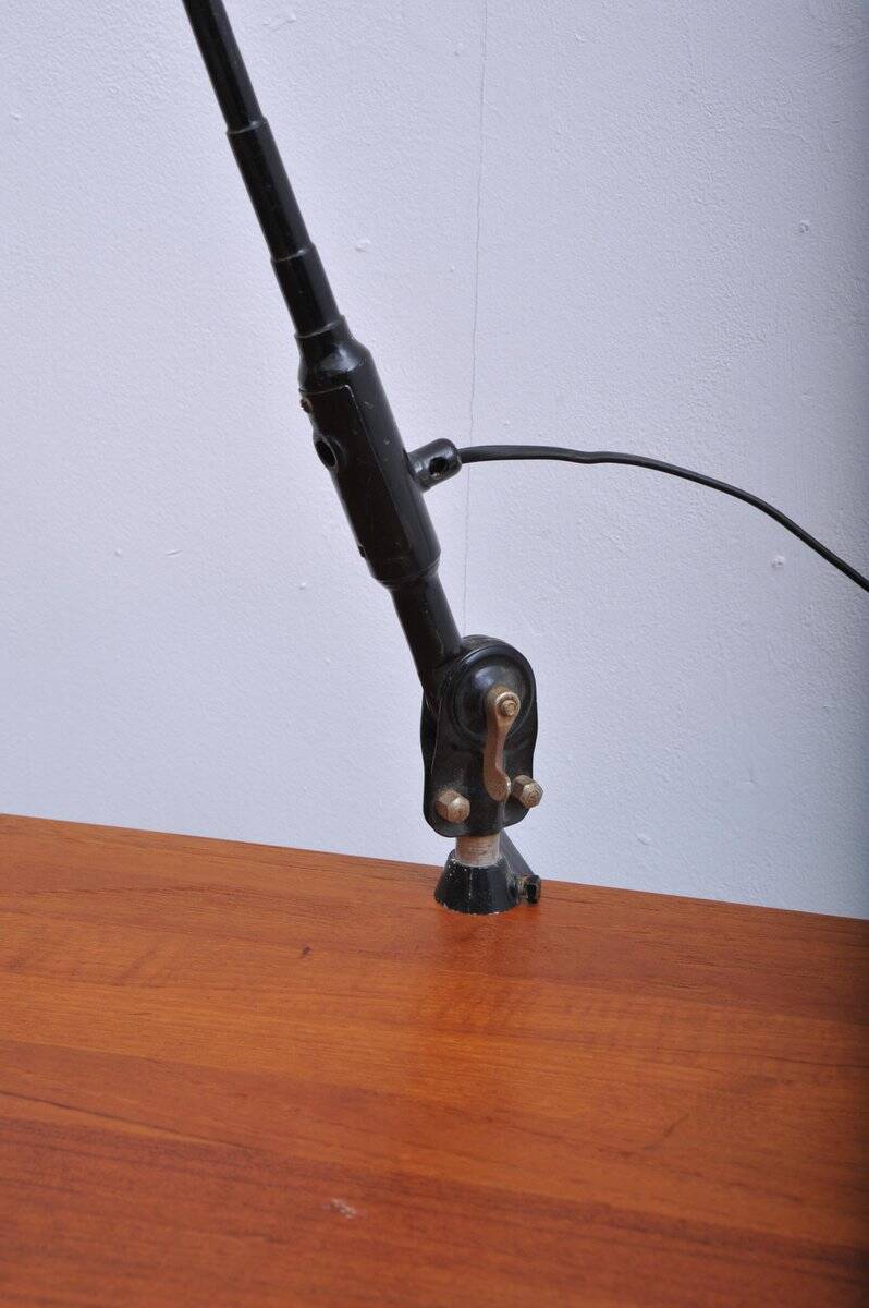 Lampe à pince avec bras noir et abat-jour en craquelé beige, années 1950.