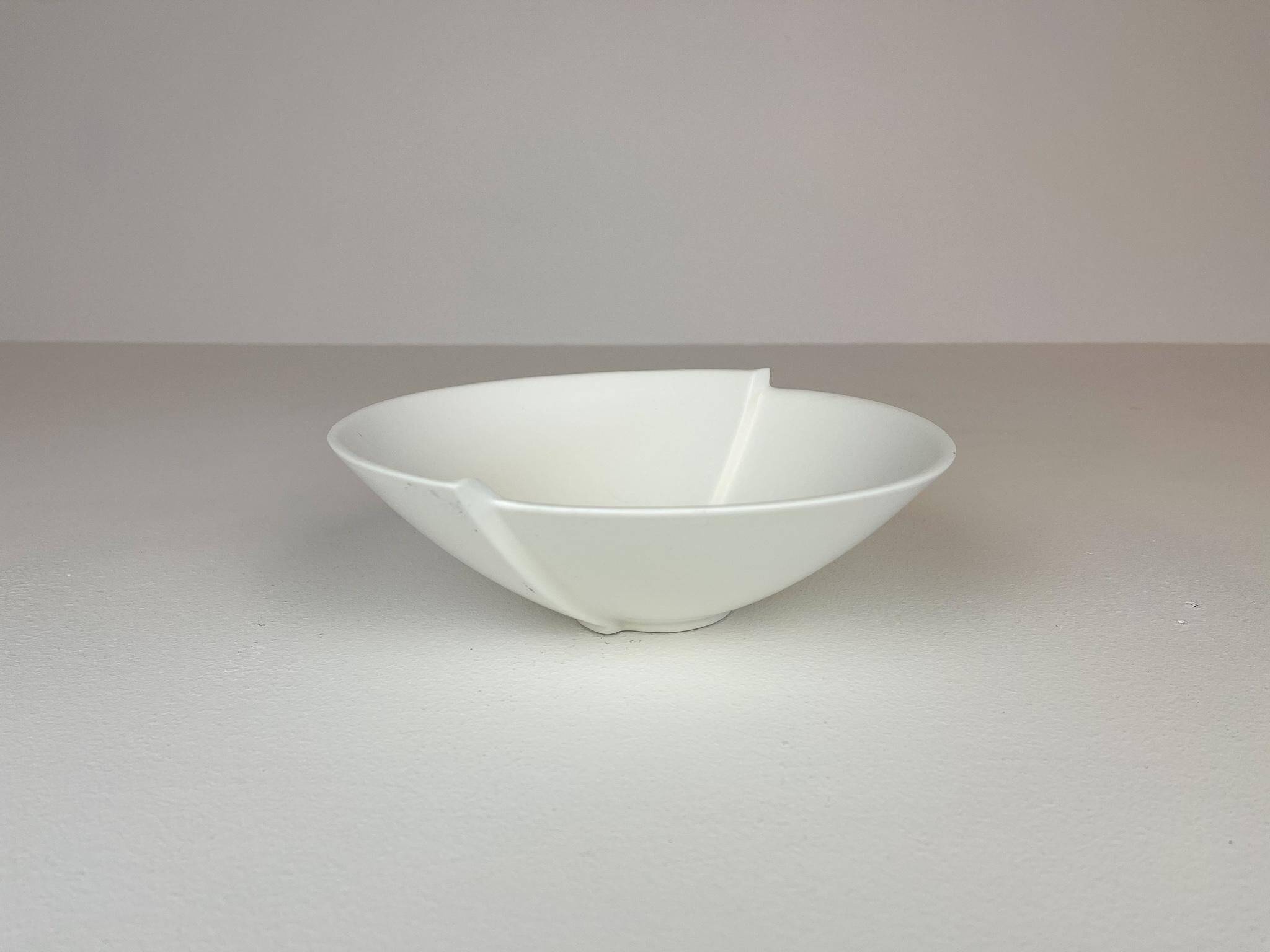 Mid-century ceramic bowl Gustavsberg "Surrea" by Wilhelm Kåge, Sweden, 1950s.