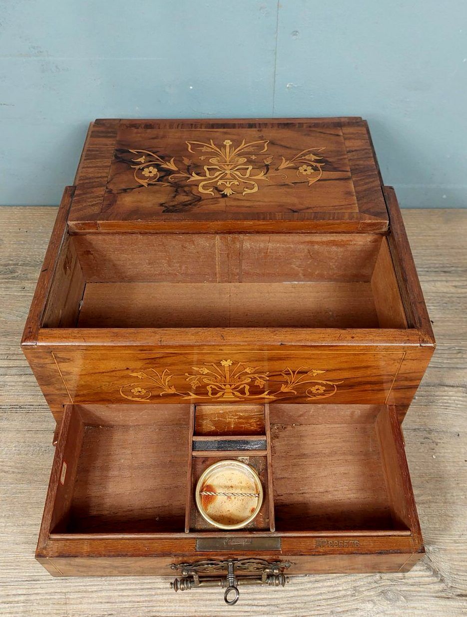 Smoking box with Charles X style system in marquetry