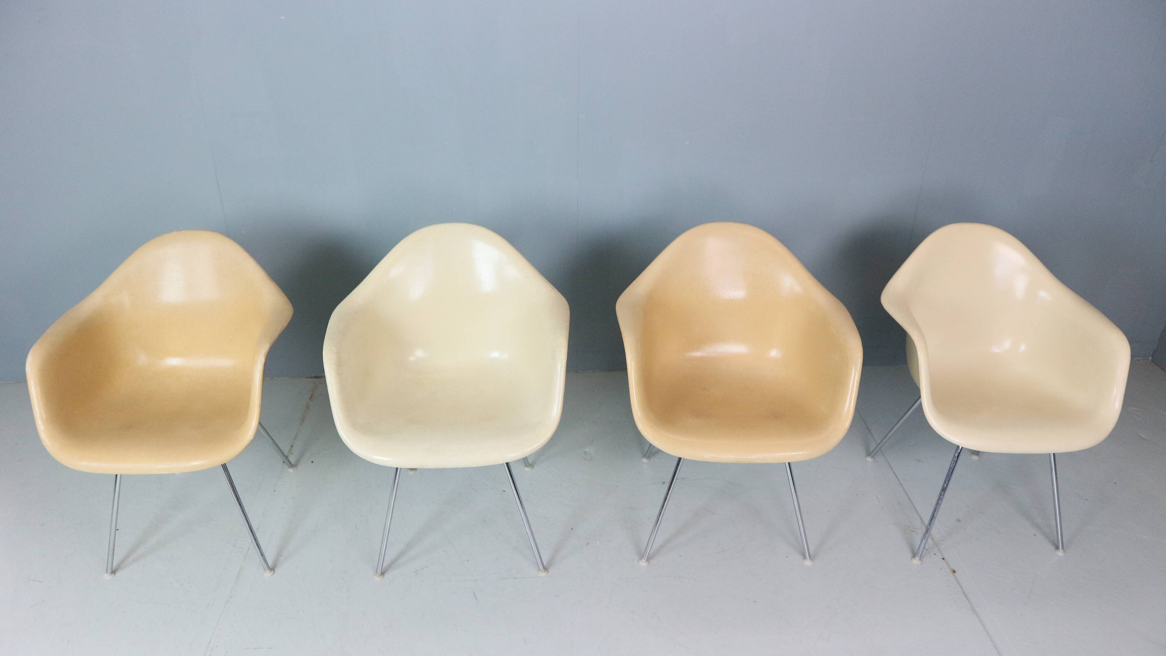 Charles & Ray Eames Set of 4 Off white "H-Base" Chairs for Herman Miller, 1960
