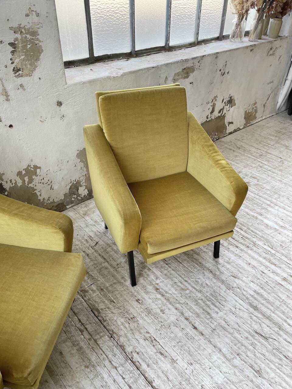 Paire de chauffeuses fauteuils vintage velours jaune