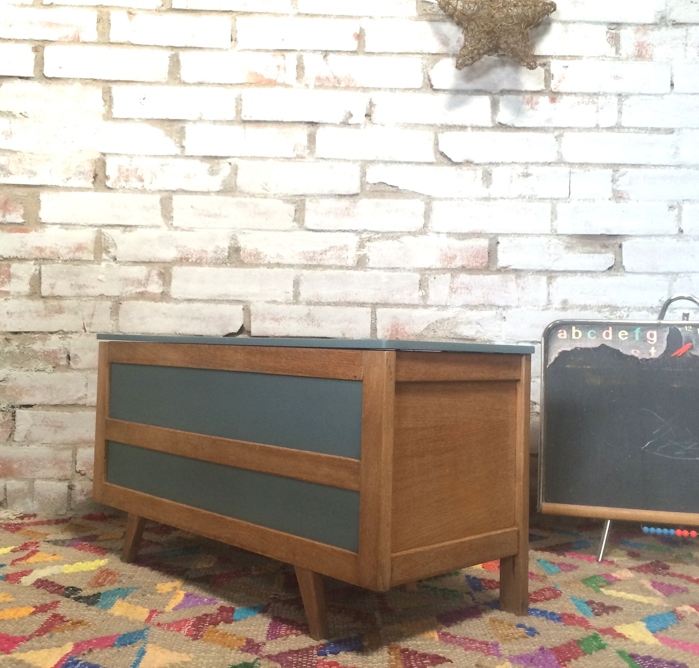 Compass legs storage trunk