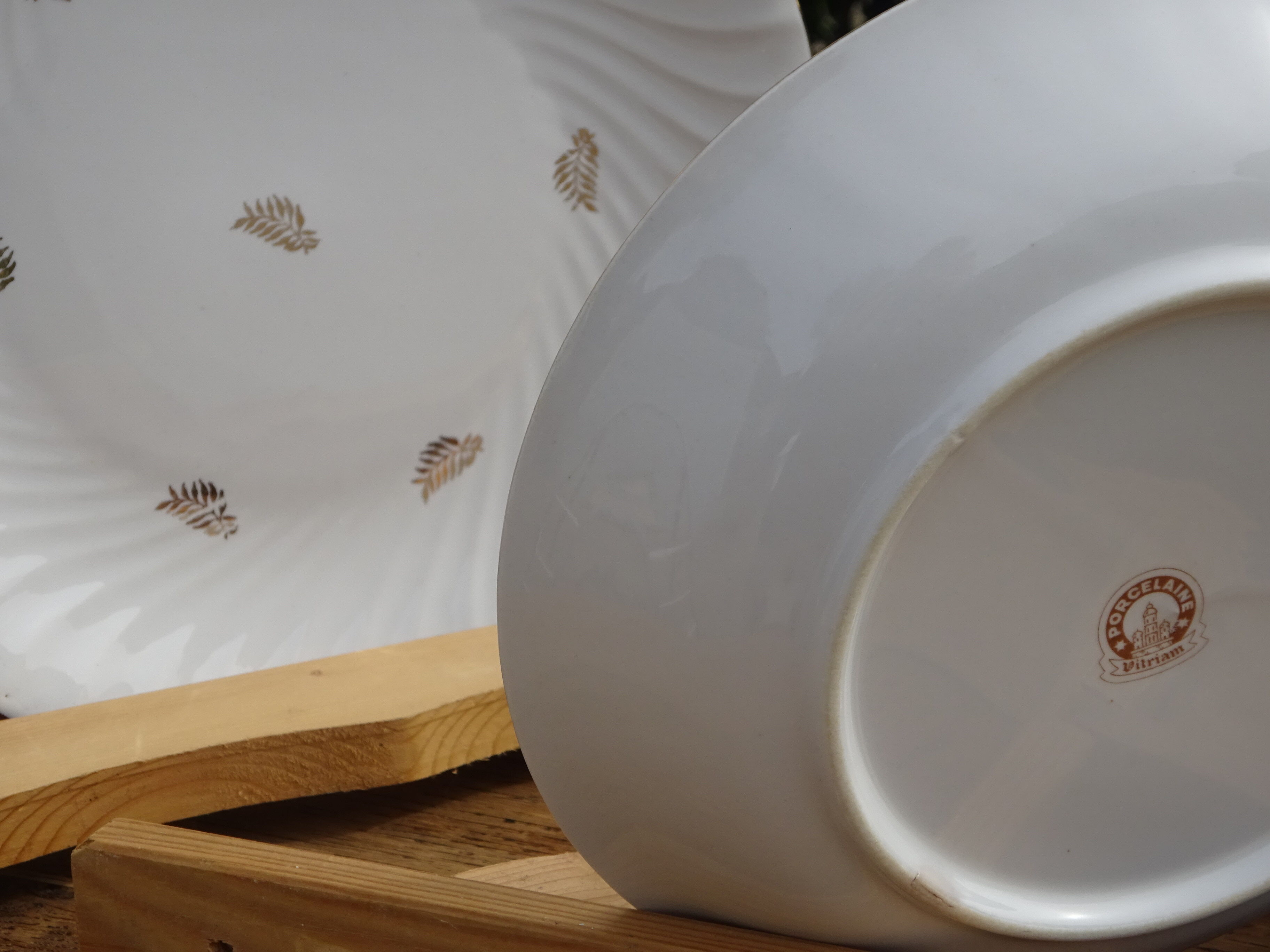 White and gold plate service, Vitriam porcelain