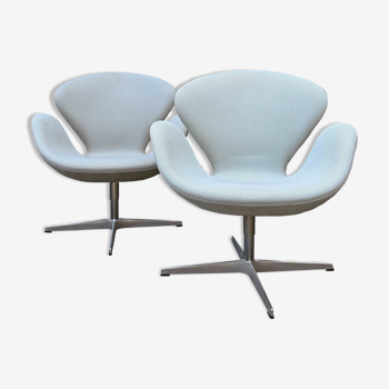 Pair of swivel Swan chairs designed by Arne Jacobsen