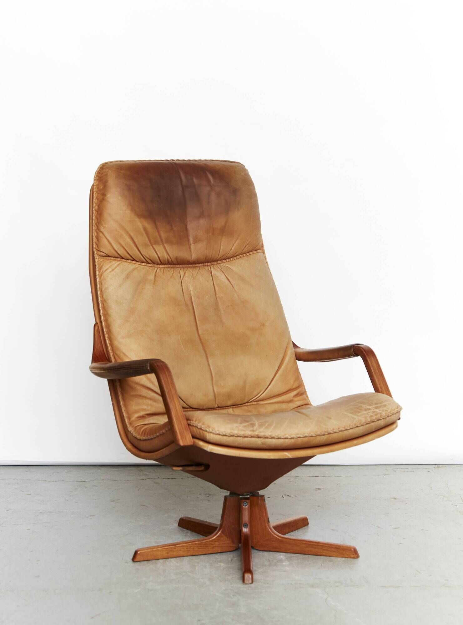 Fauteuil pivotant à dossier haut en teck et cuir Berg Furniture