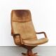 Fauteuil pivotant à dossier haut en teck et cuir Berg Furniture
