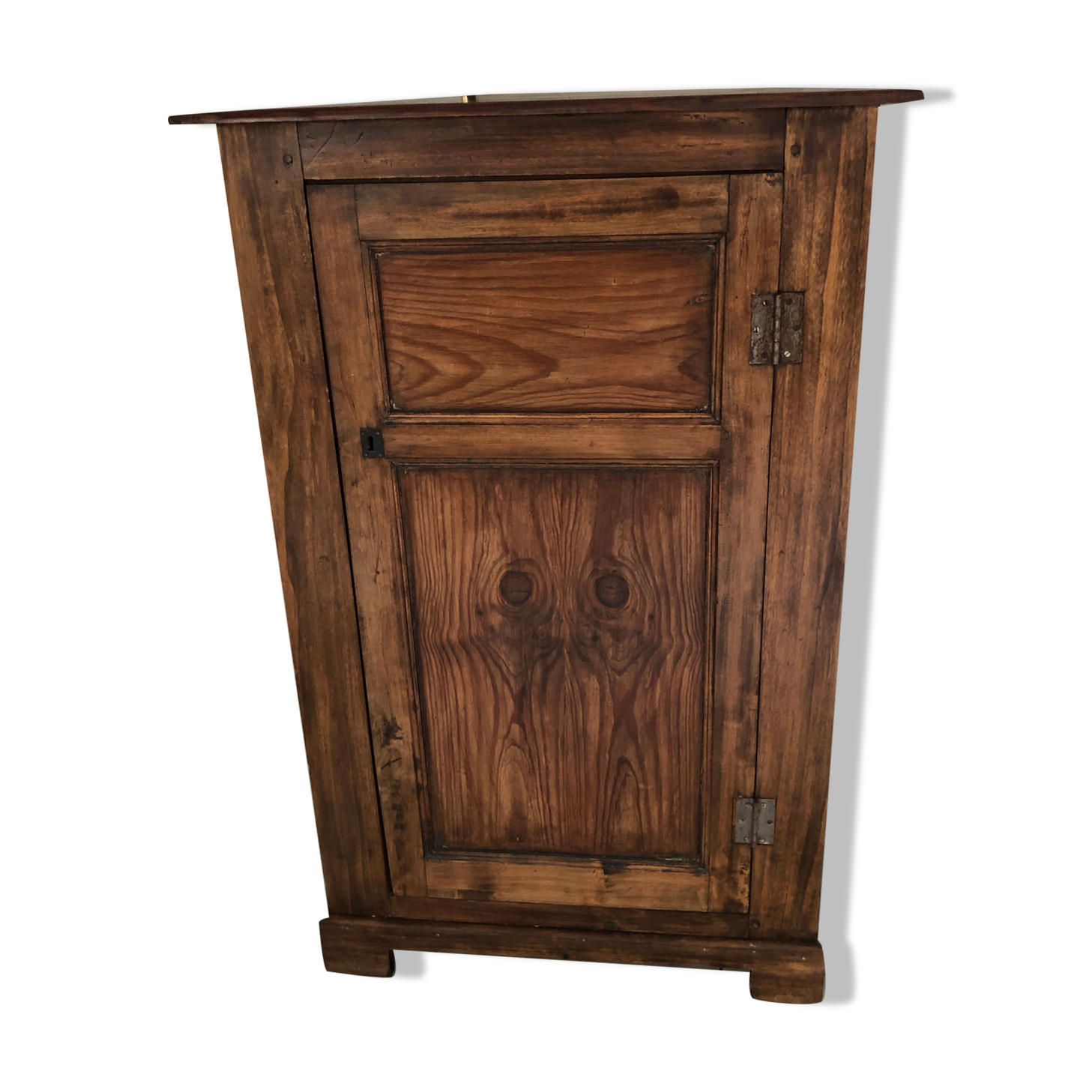 Notch, corner cabinet