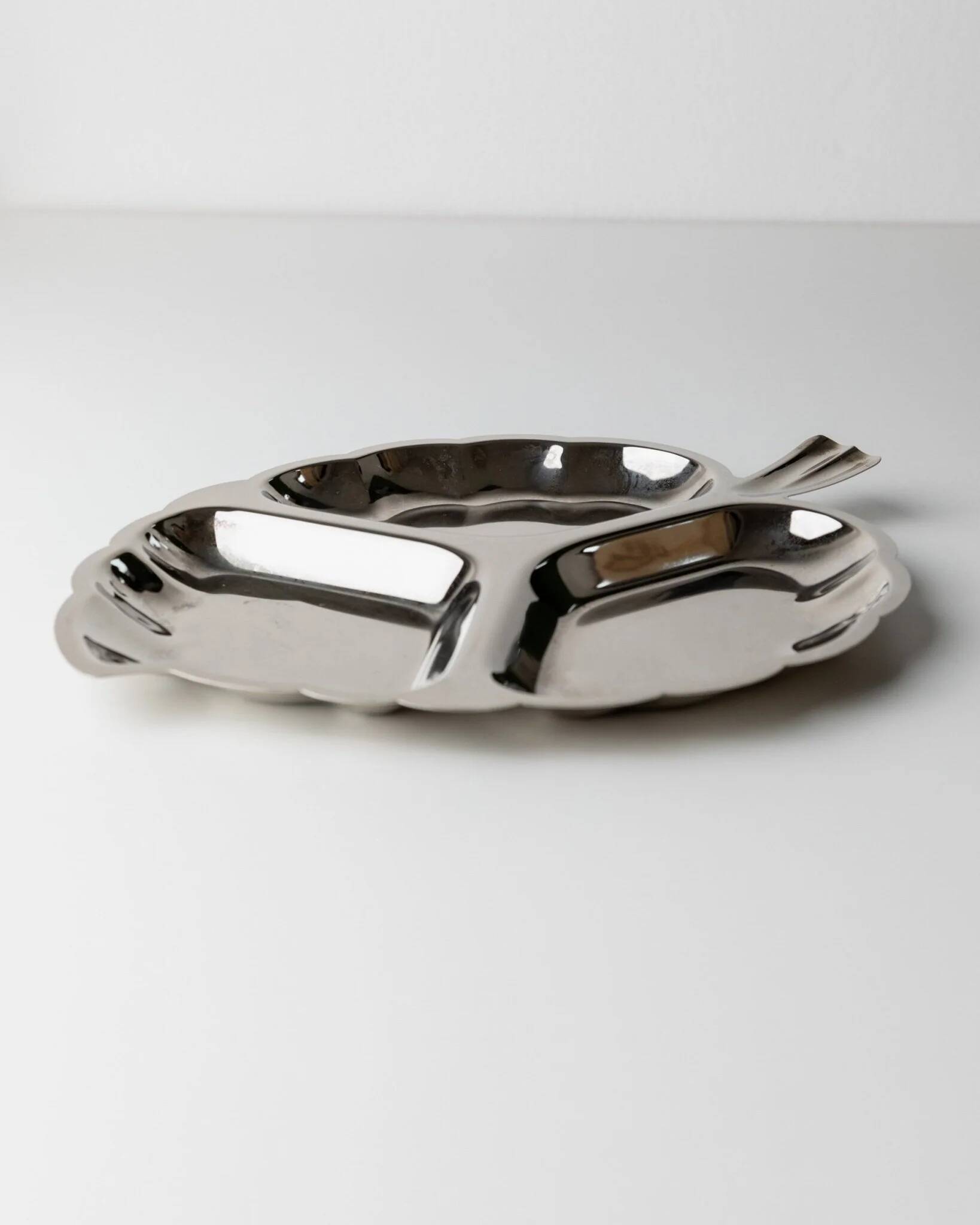Silver-plated metal leaf-shaped tray with three compartments, Hollywood Regency Italian 1970s, elegant serving platter