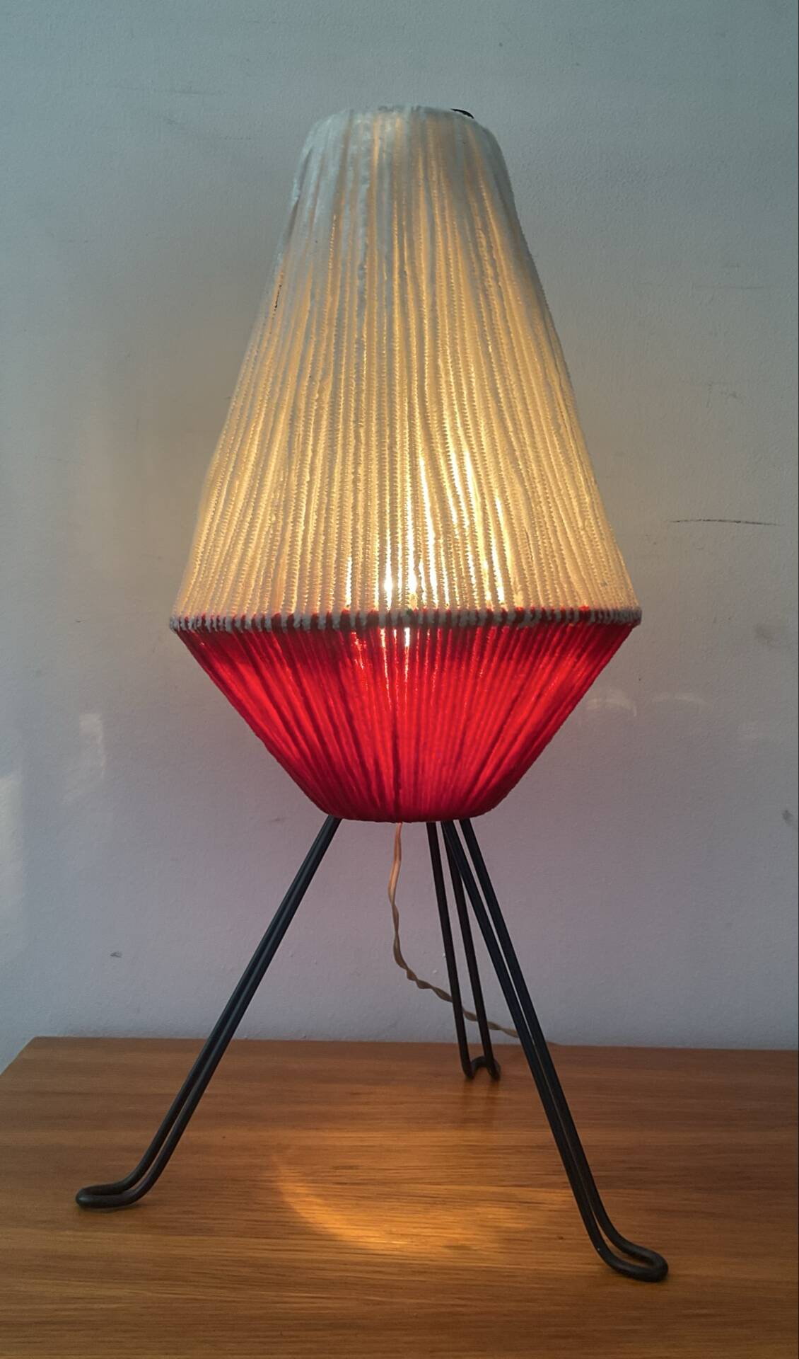 Lampe tripode en métal et laine années 50