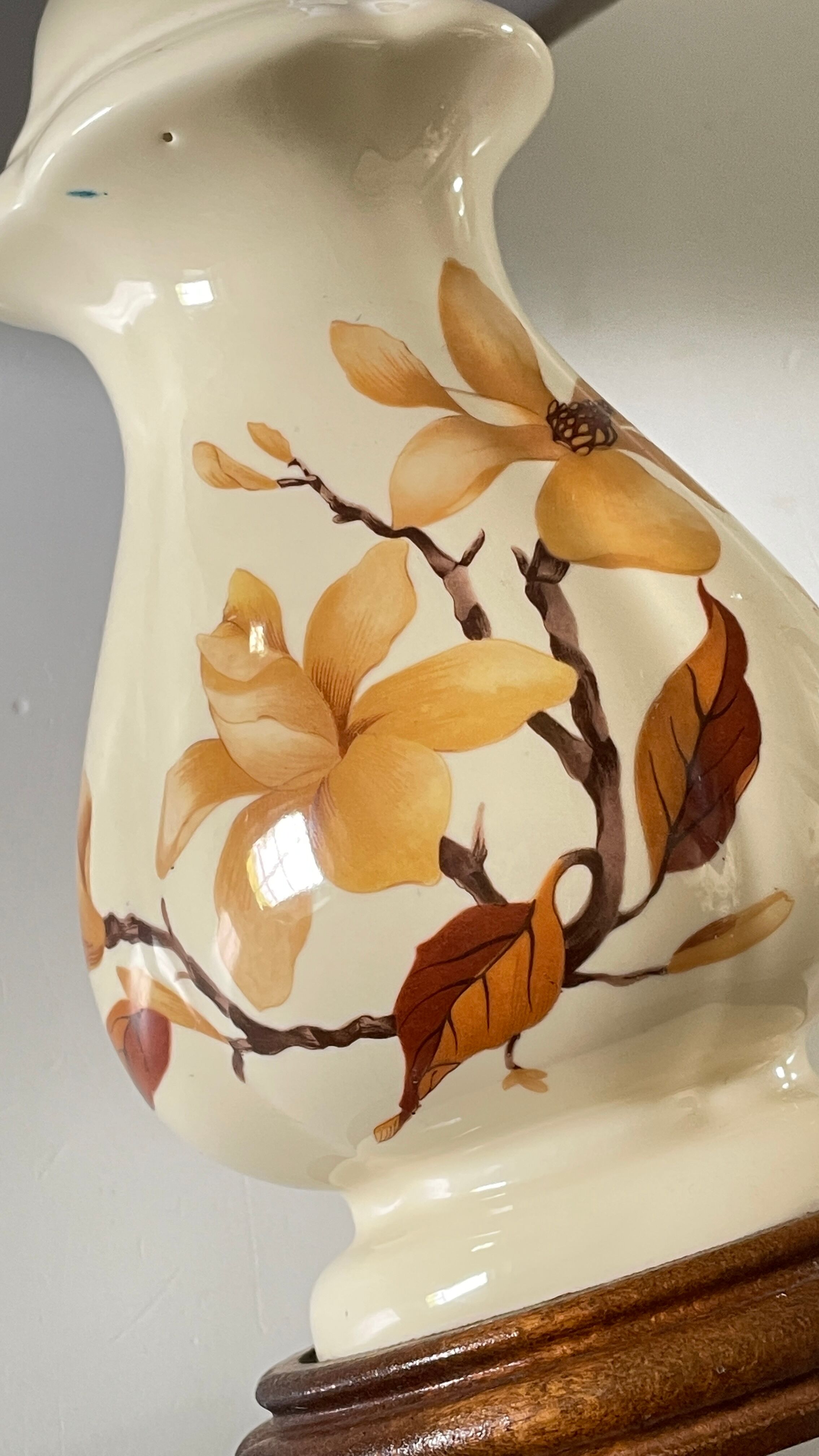 Lamp with vintage ceramic and velvet magnolias