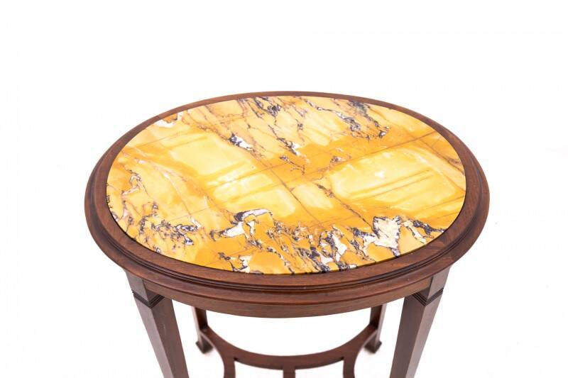 Table basse Art Nouveau à plateau en marbre, France, vers 1920.