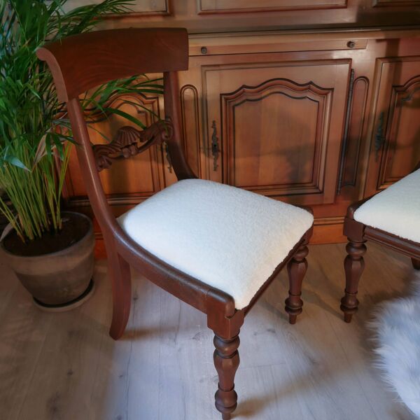 Paire de chaises anglaise style régence, tissu bouclette blanc