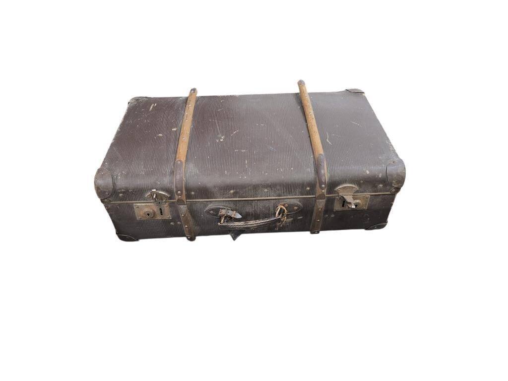 Vintage travel suitcase / trunk / chest