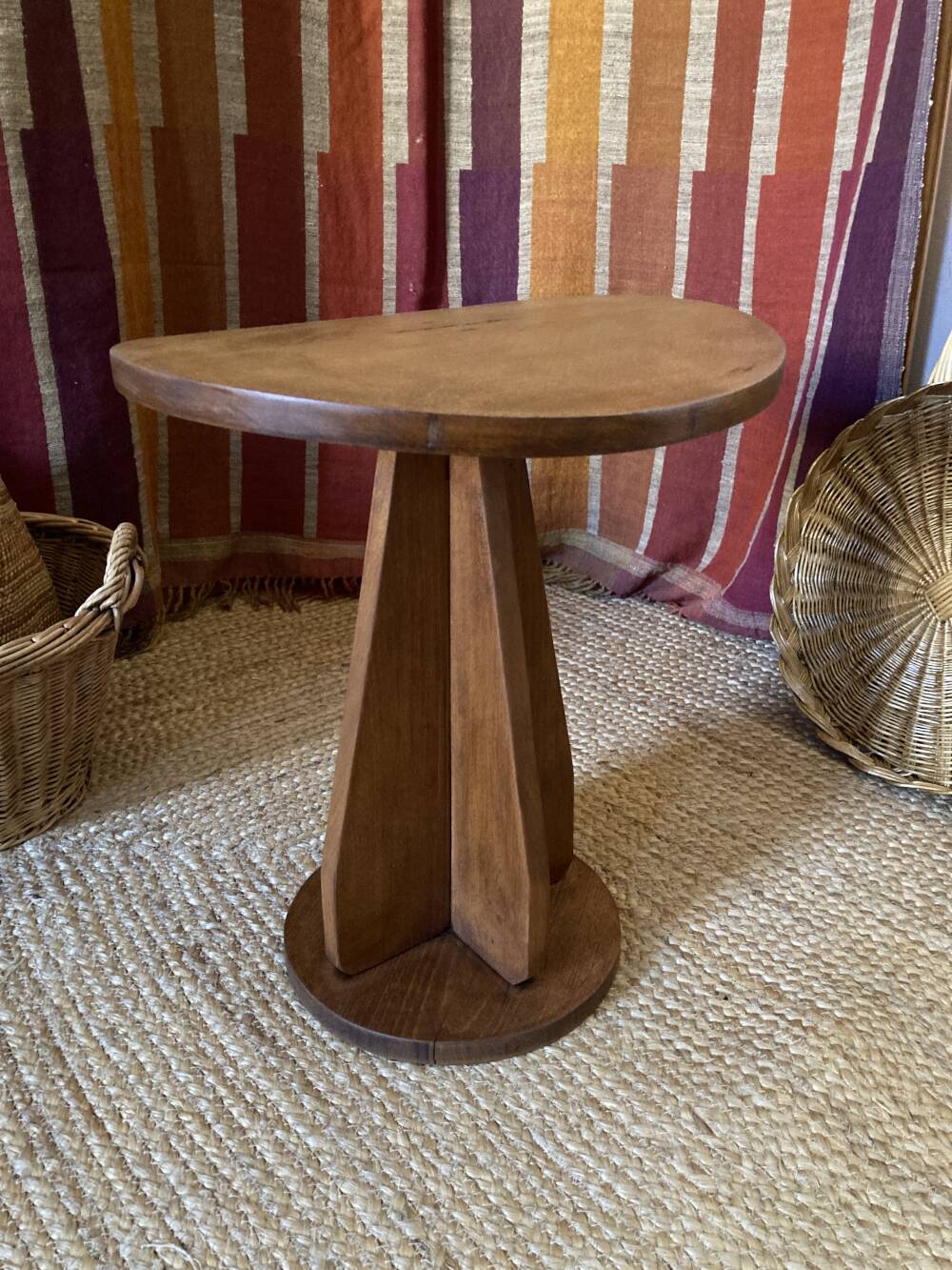 Tabouret en bois avec assise convexe