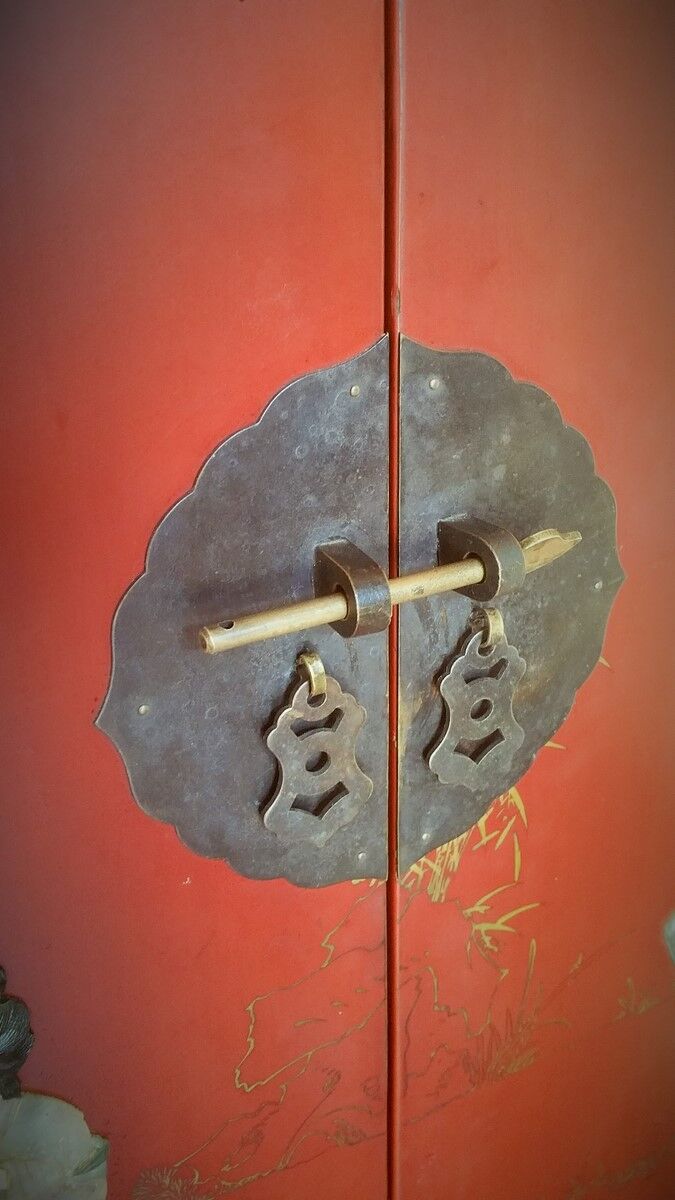 Lacquered chinese buffet 80s