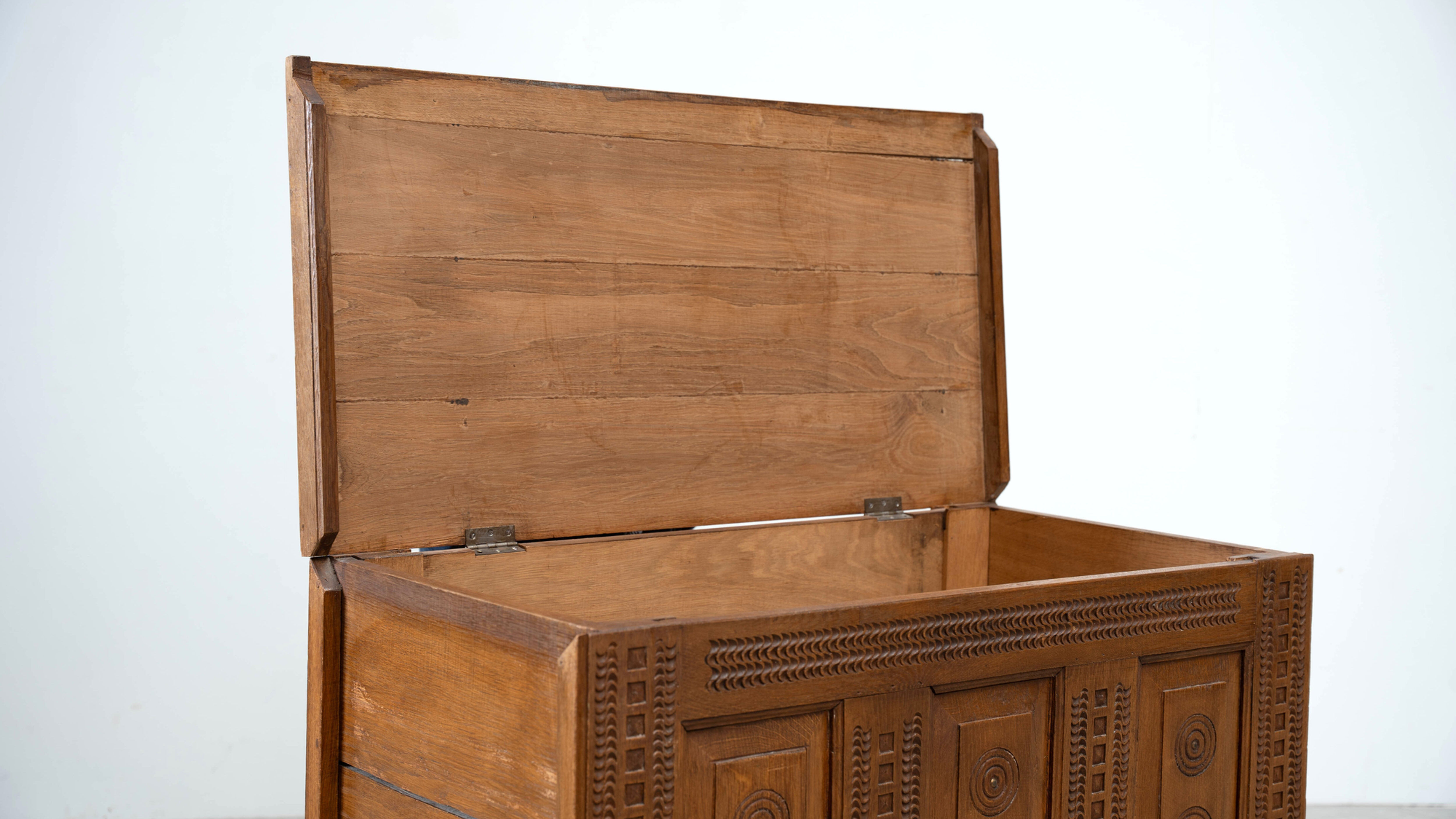 French chest or console