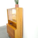 Vitrine en placage avec étagères