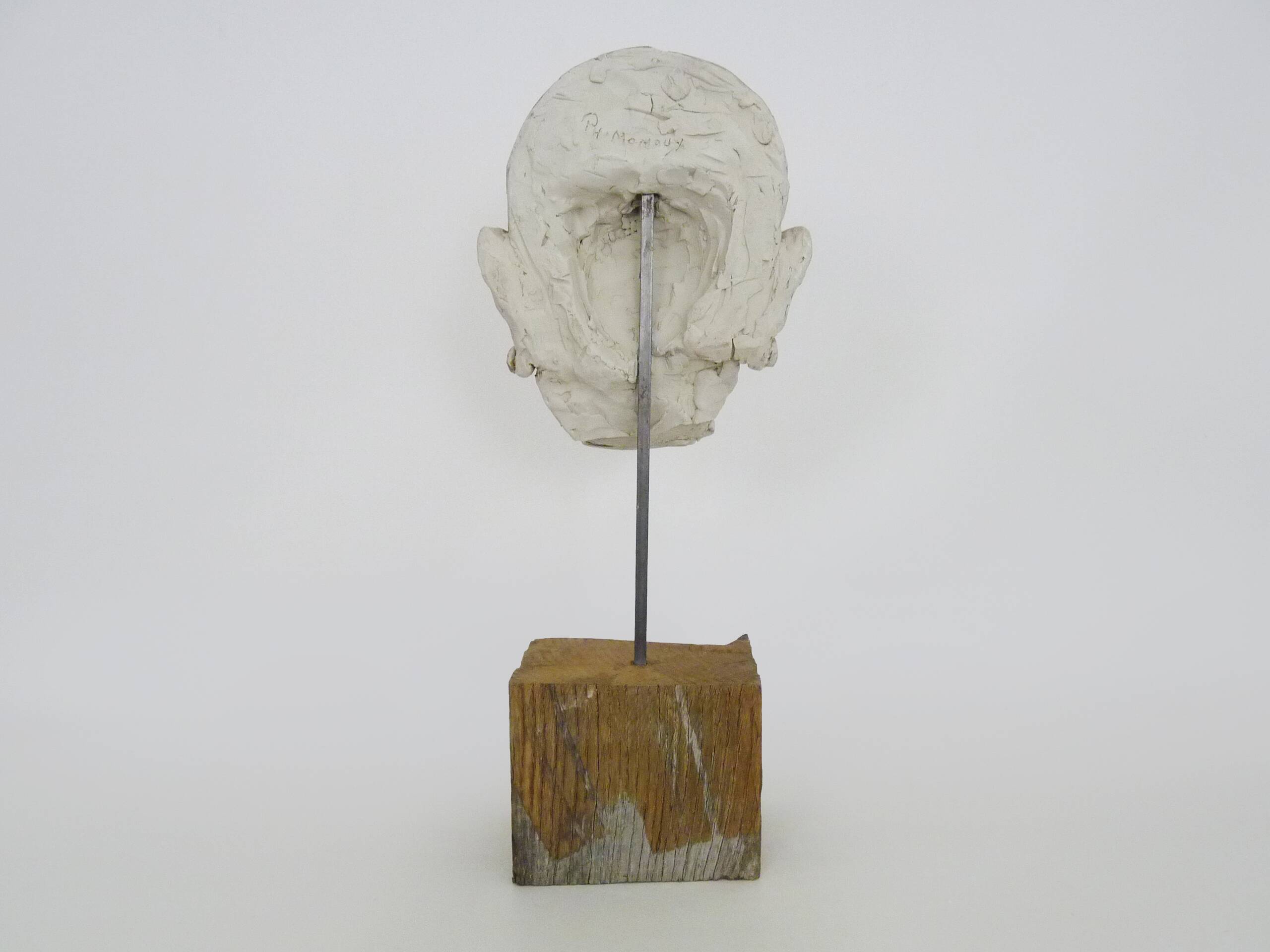 Face sculpture in polychrome earth and plaster, cabinet of curiosities. Ph Monaux. Ariège artist