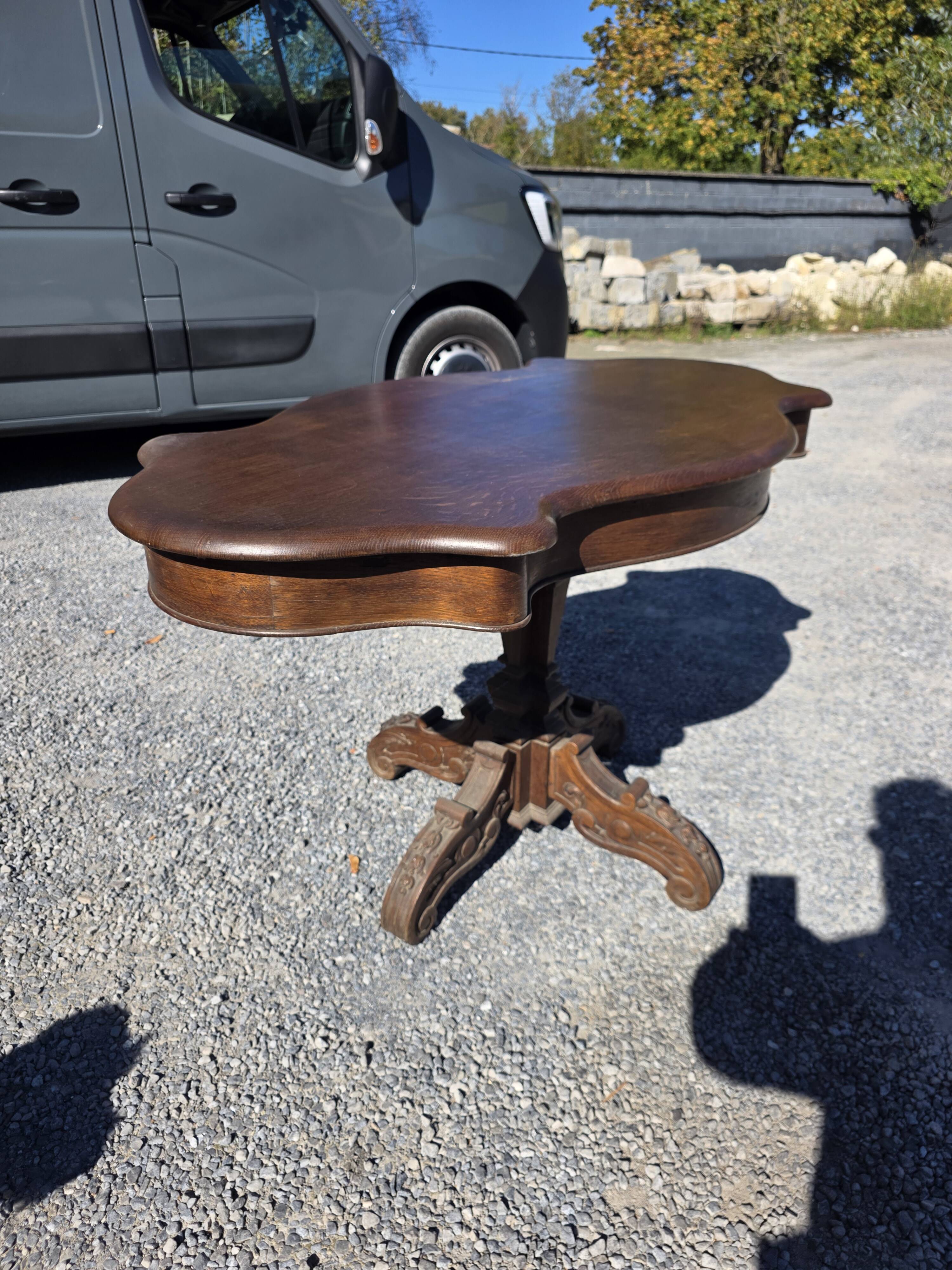 Antique round table in solid oak