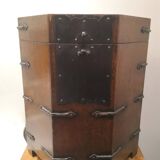 Coffre octogonal en bois et métal, Asie