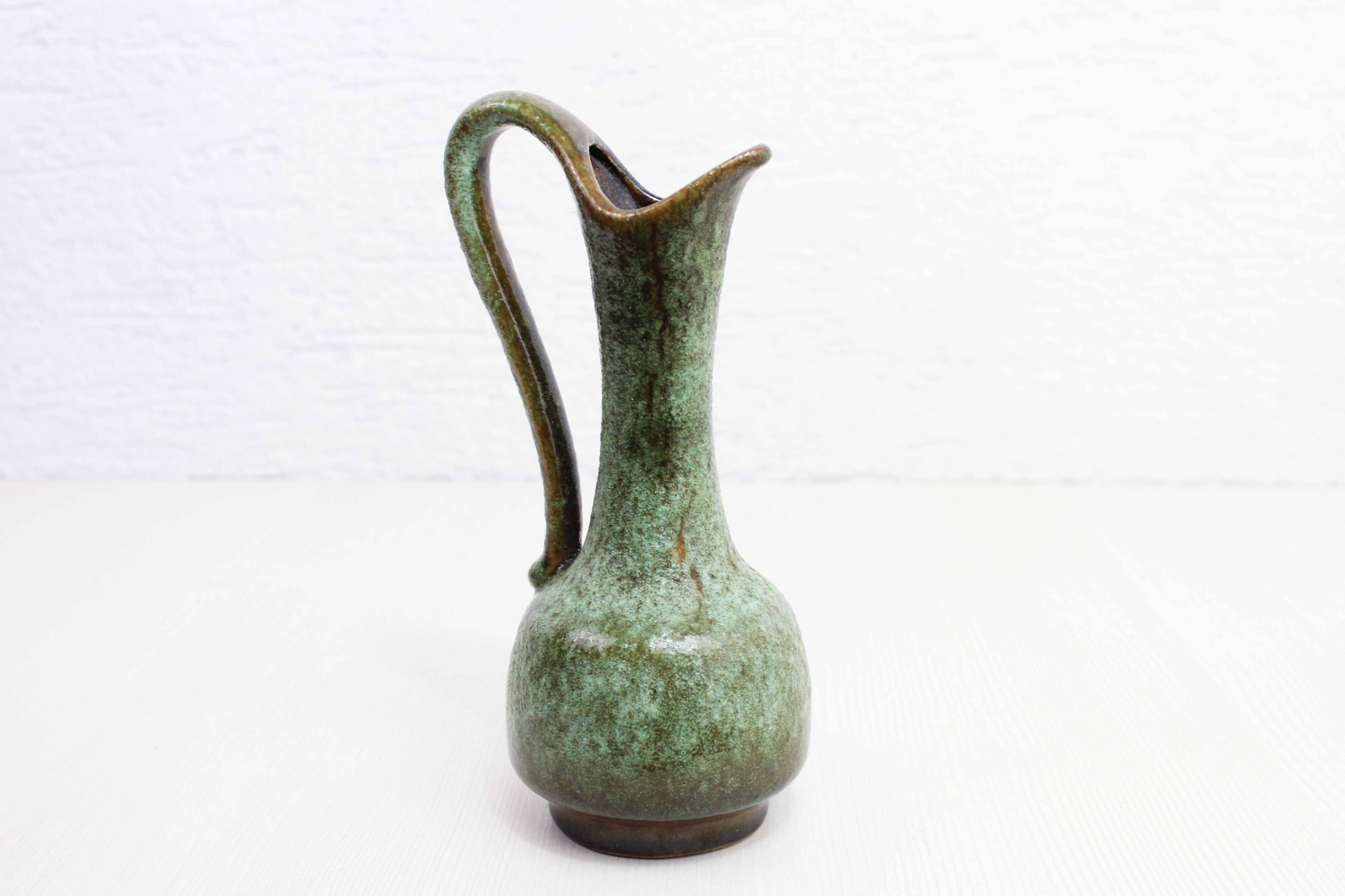 WG pitcher vase 1970