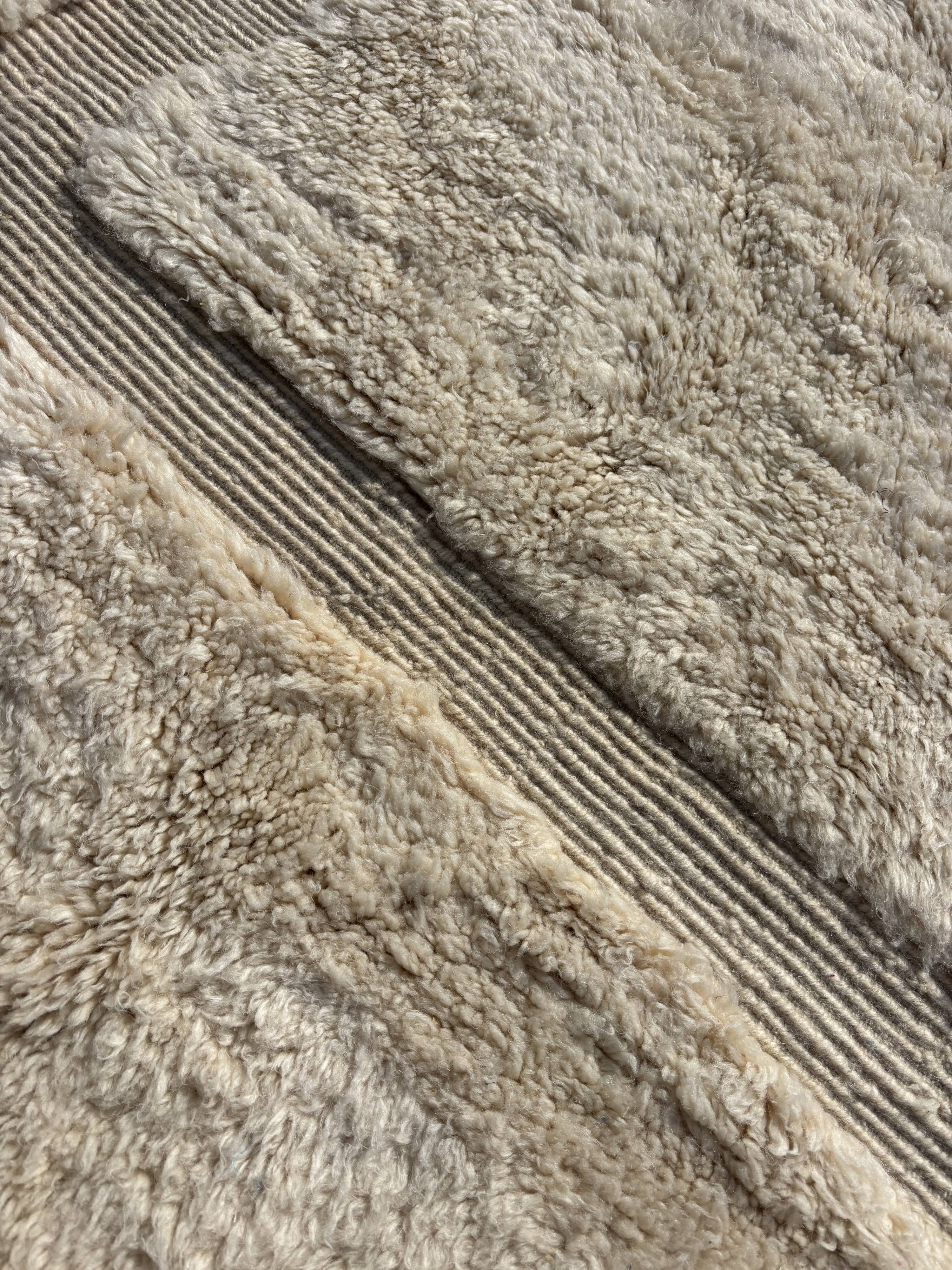 Tapis berbère marocain Beni ouarain M'rirt en laine blanche