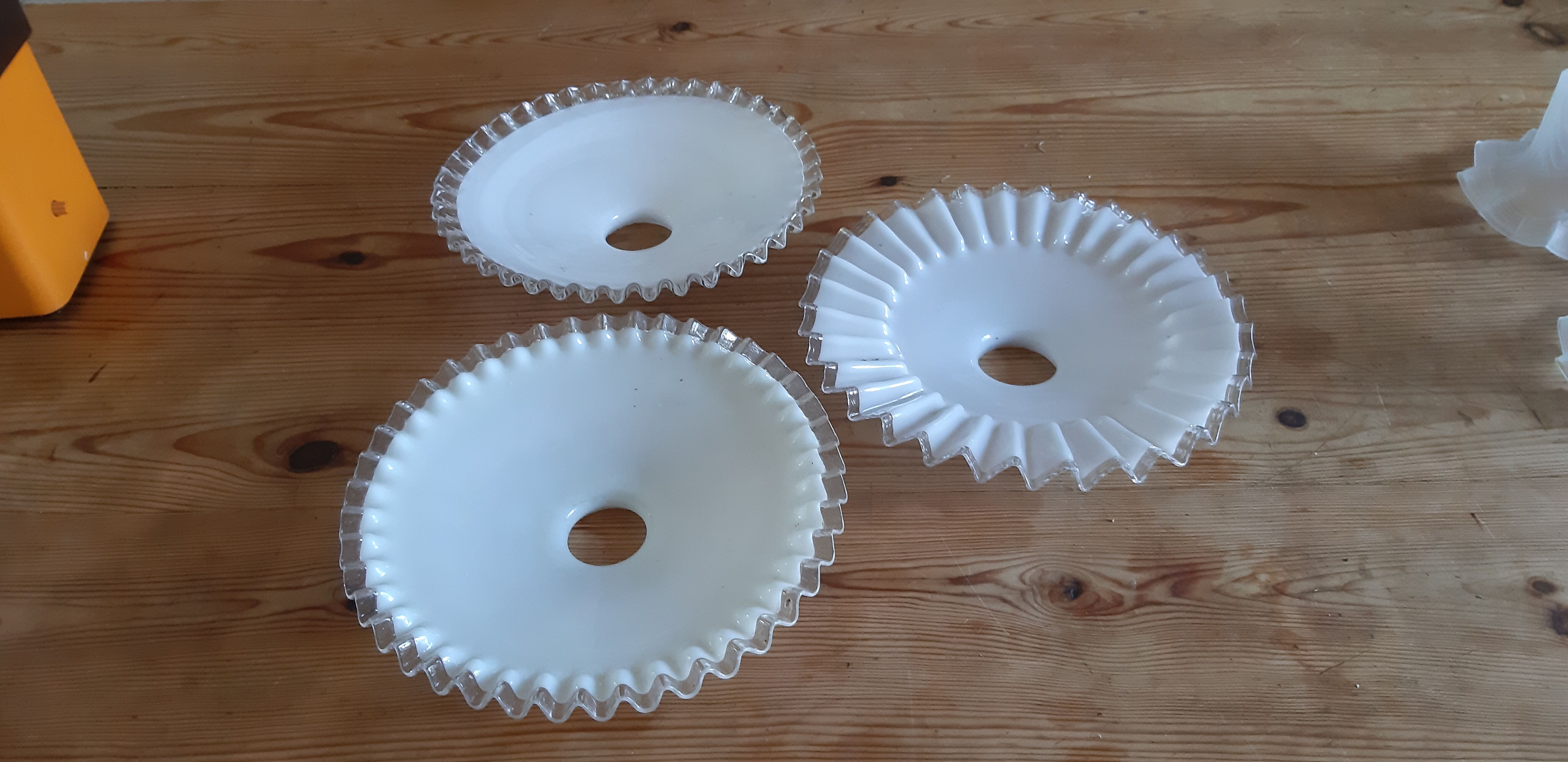 3 suspensions en opaline blanche 1900