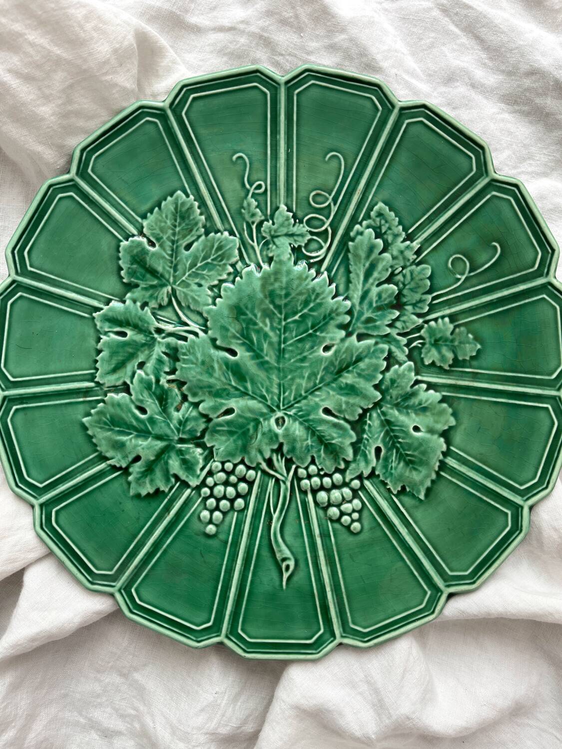 Round dish in Sarreguemines vine leaf slip