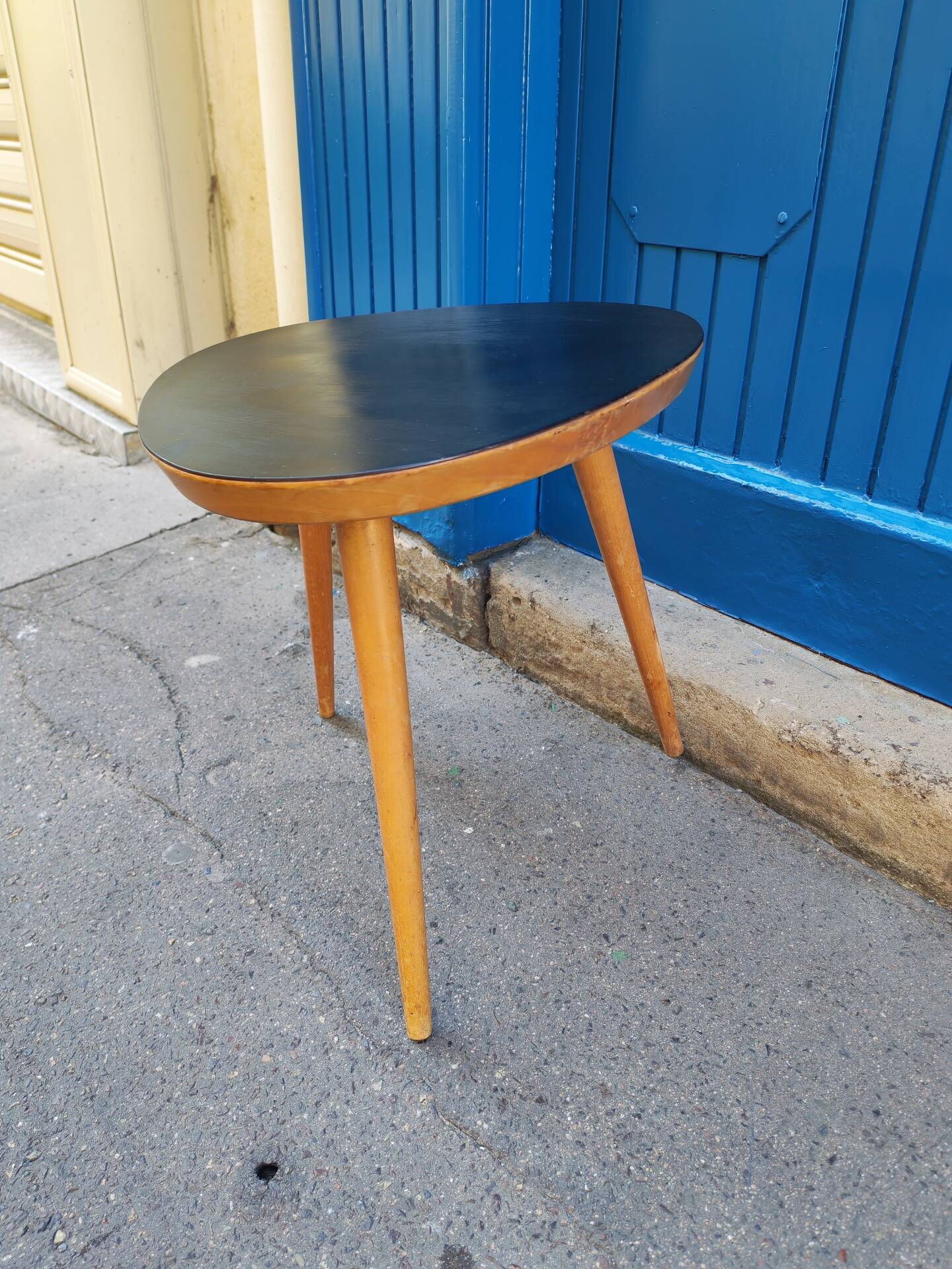 Tripod side table in rockabilly style from the 1960s.
