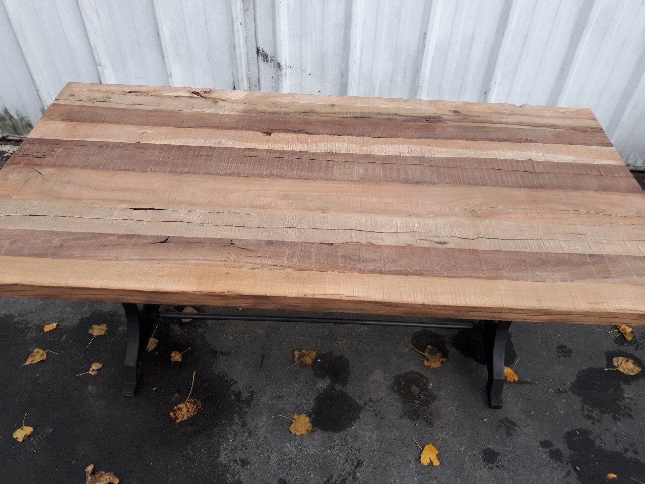 Table design industriel avec superbe piétement en fonte estampillé Singer
