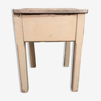 Petite table de chevet pieds en bois et plateau couvercle en formica cerclé de métal