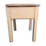 Petite table de chevet pieds en bois et plateau couvercle en formica cerclé de métal