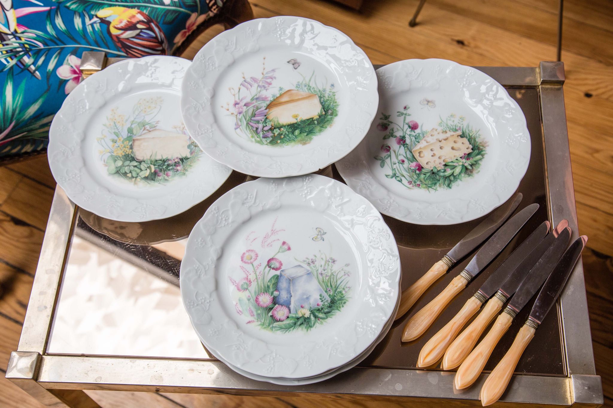 Assiettes à fromage et couteaux