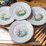 Assiettes à fromage et couteaux