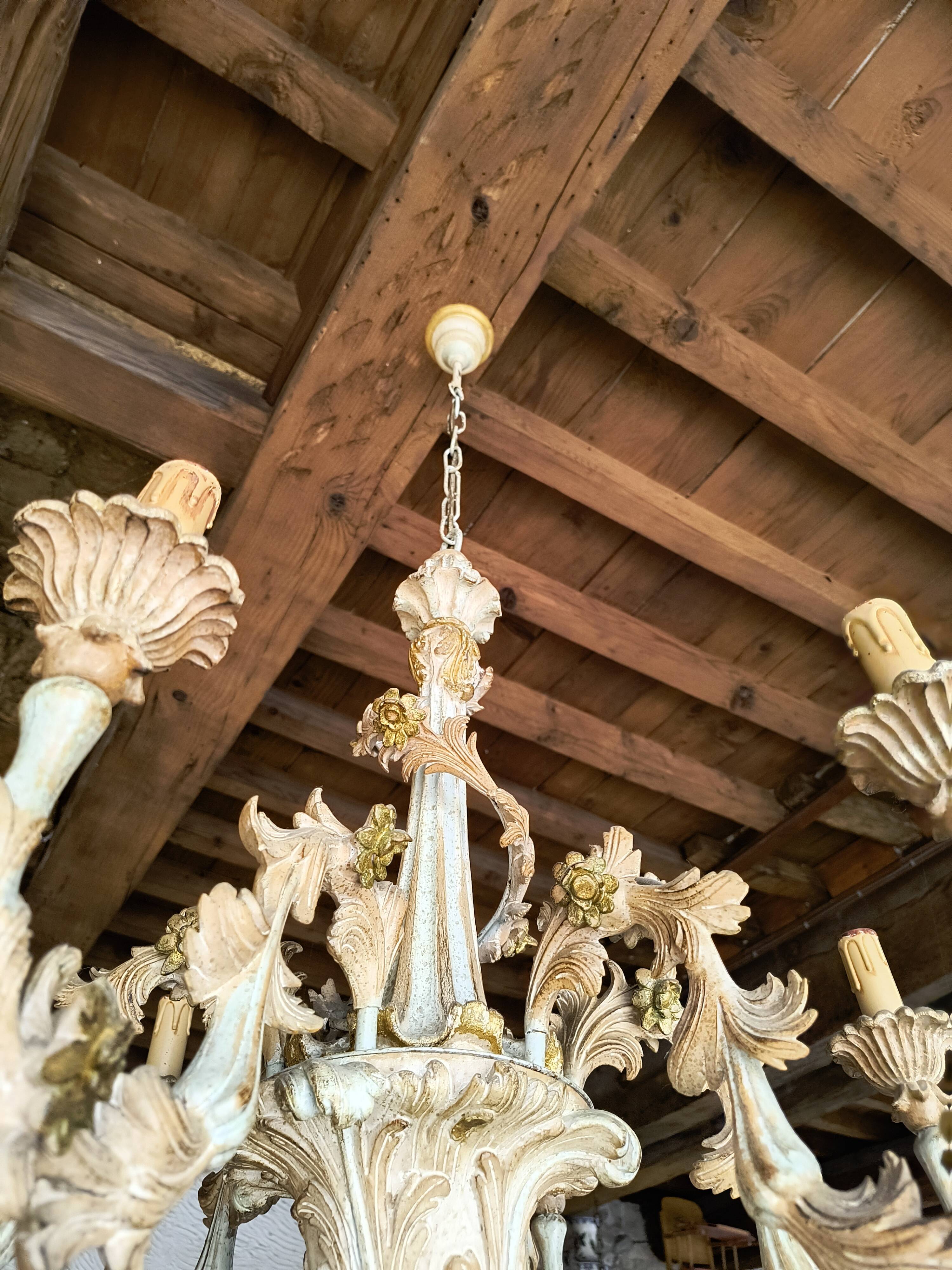 Florentine chandelier in carved wood with polychrome patina.