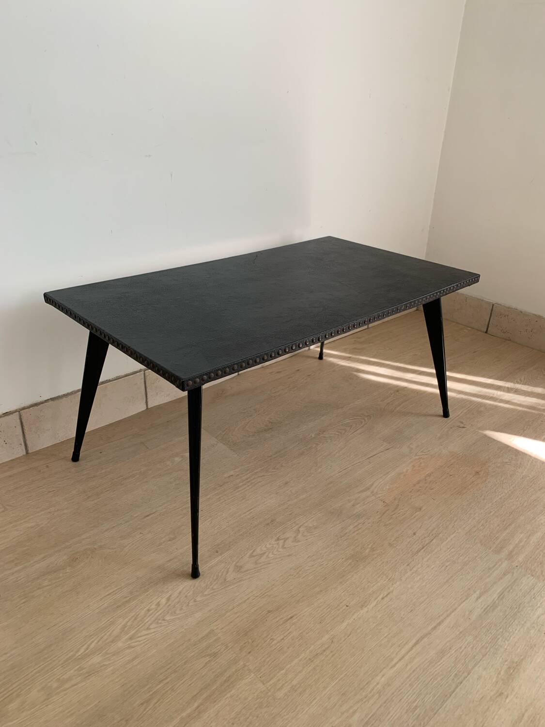 Table basse vintage métal et skai noir