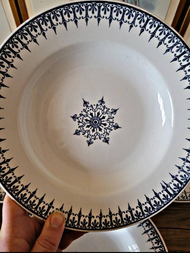 4 assiettes creuses Saint Amand, service Primax en terre de fer bleue, début 1900