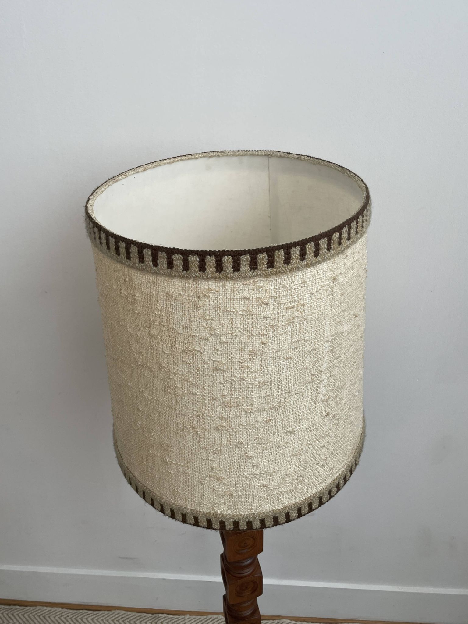 Brutalist floor lamp in turned wood, in the style of Charles Dudouyt.