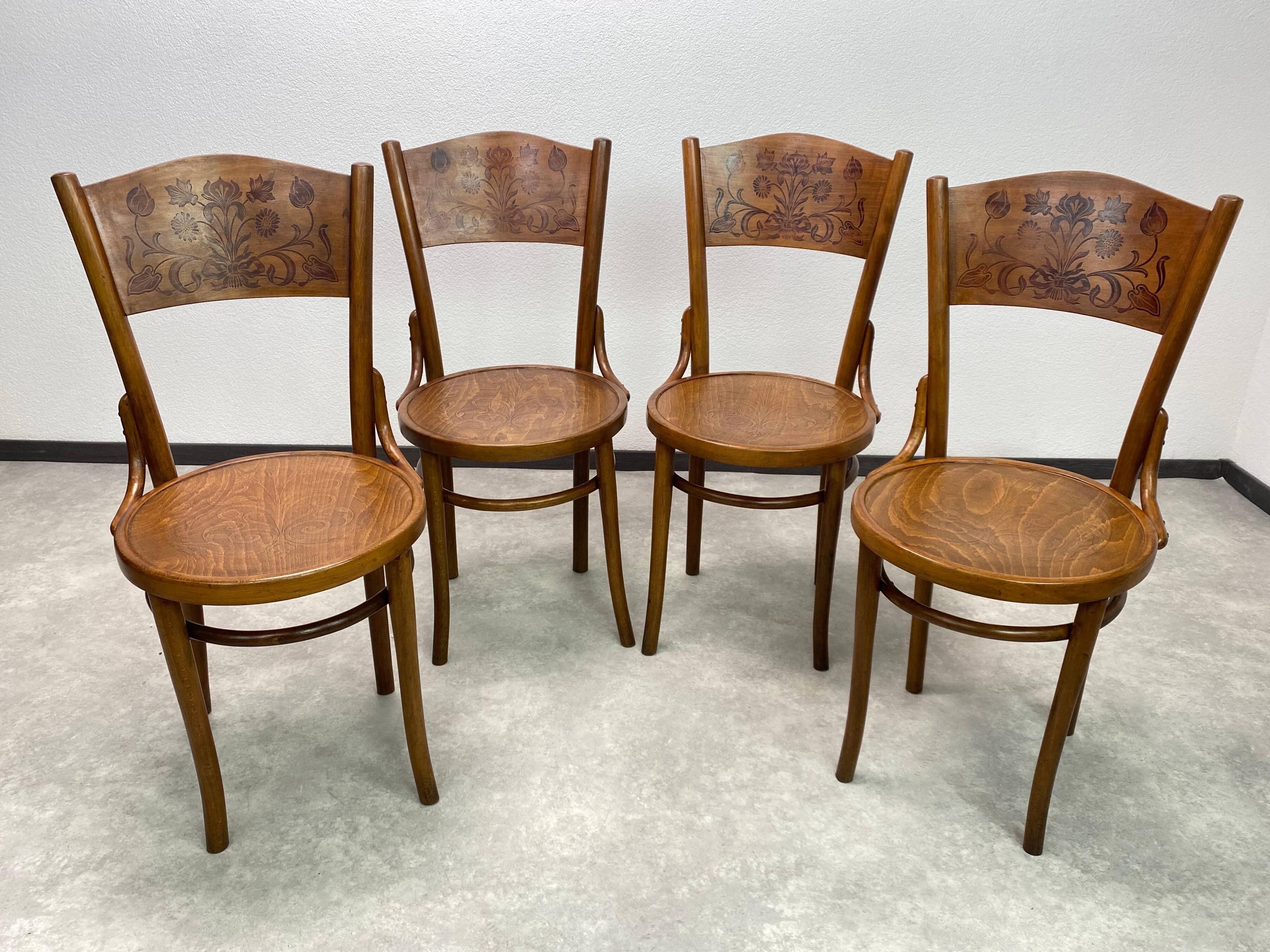 Set of 4 dining chairs by Thonet Mundus