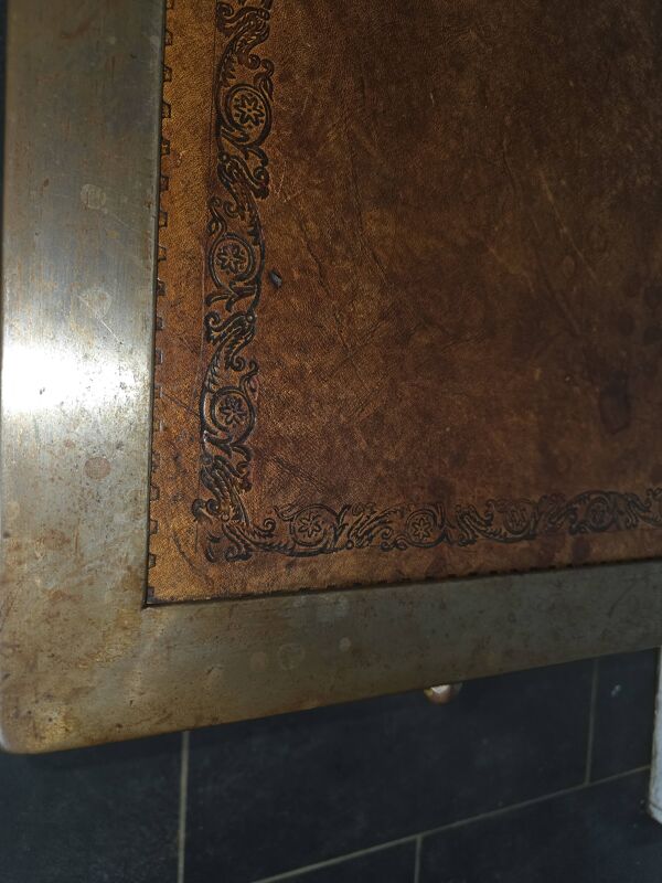 Table basse vintage en acier et cuir