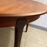 Round dining table with Scandinavian and Danish design in extendable teak from the 60s
