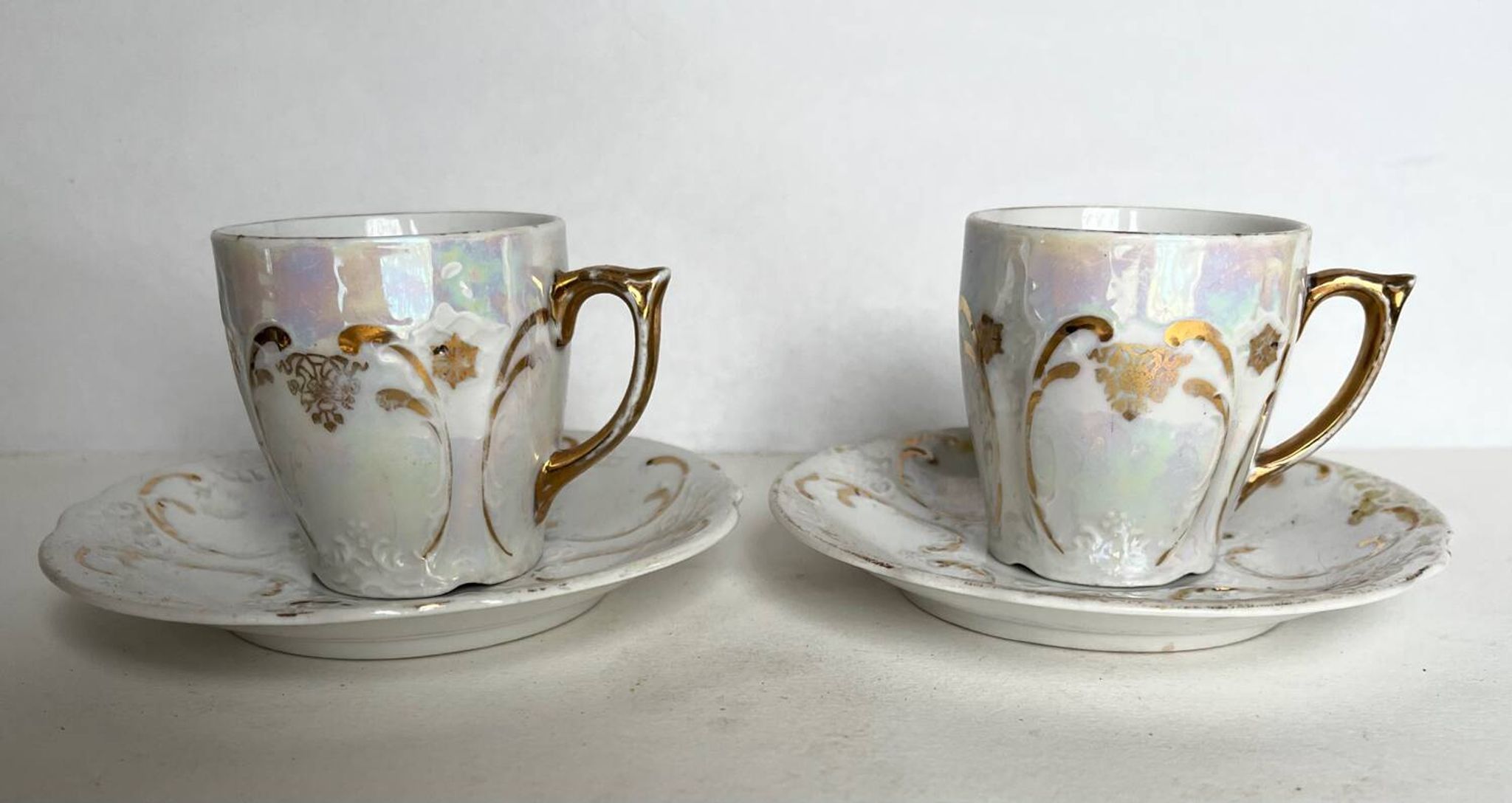 Paire de tasses en porcelaine