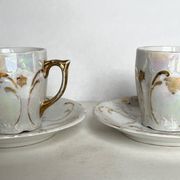 Paire de tasses en porcelaine